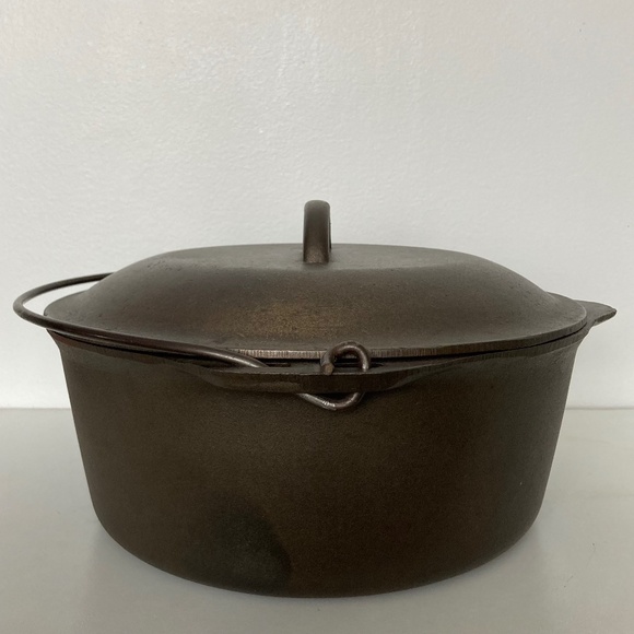 Vintage Cast Iron No 8 Dutch Oven - Picture 4 of 11